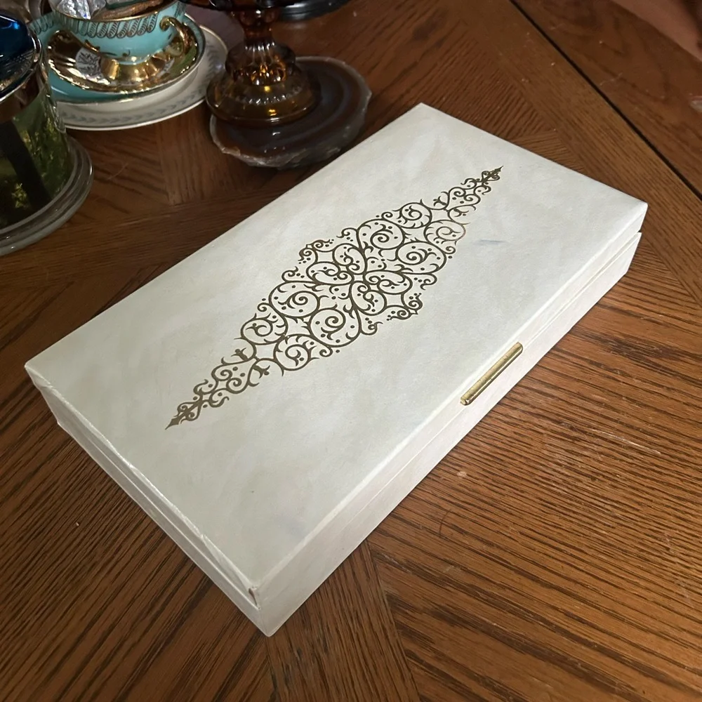 Vintage White Leatherette Jewelry Box